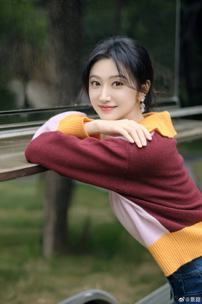 景甜穿彩色針織衫甜美可愛 笑容溫暖治愈