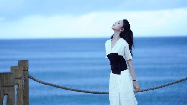 陳瑤穿白裙拍海邊大片 發(fā)絲飛舞氣質(zhì)清冷