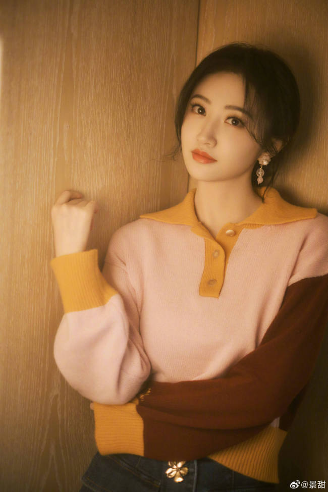 景甜穿彩色針織衫甜美可愛 笑容溫暖治愈