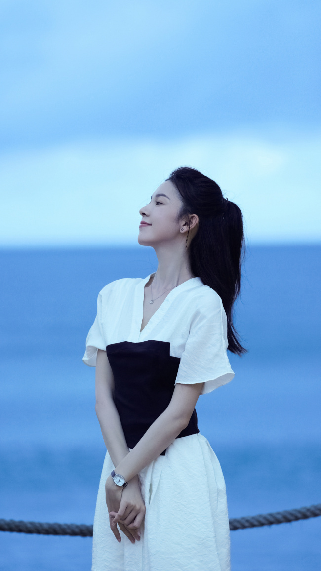 陳瑤穿白裙拍海邊大片 發(fā)絲飛舞氣質(zhì)清冷