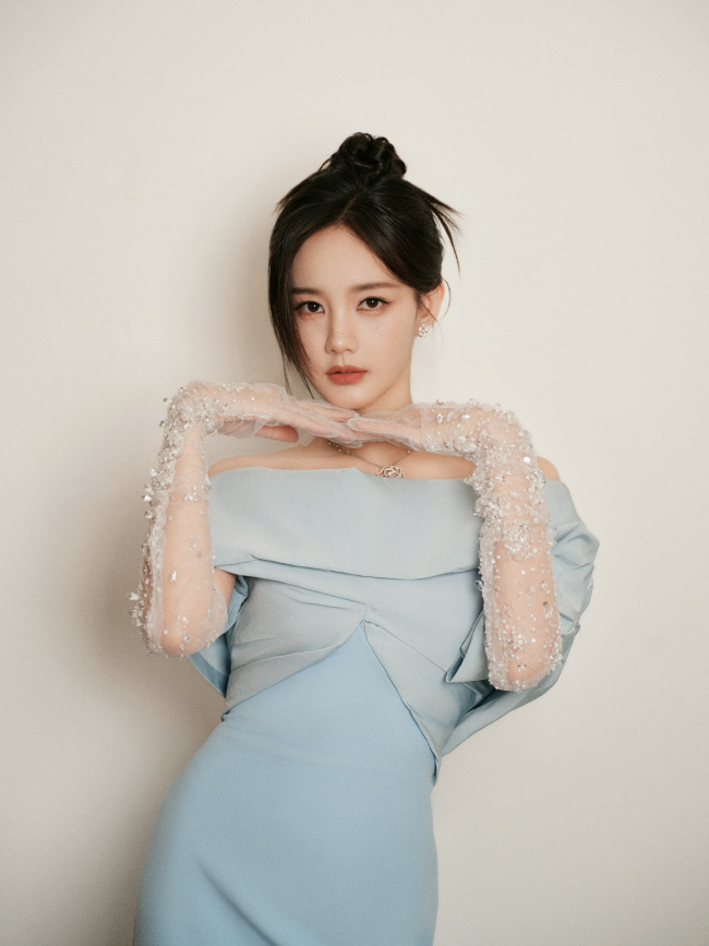 李一桐穿藍裙戴蕾絲手套 笑容甜美可愛