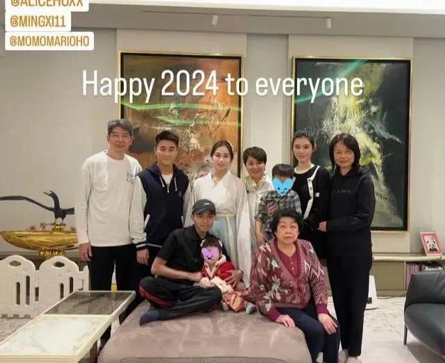 奚夢瑤父母去香港跨年 和賭王親家拍全家福