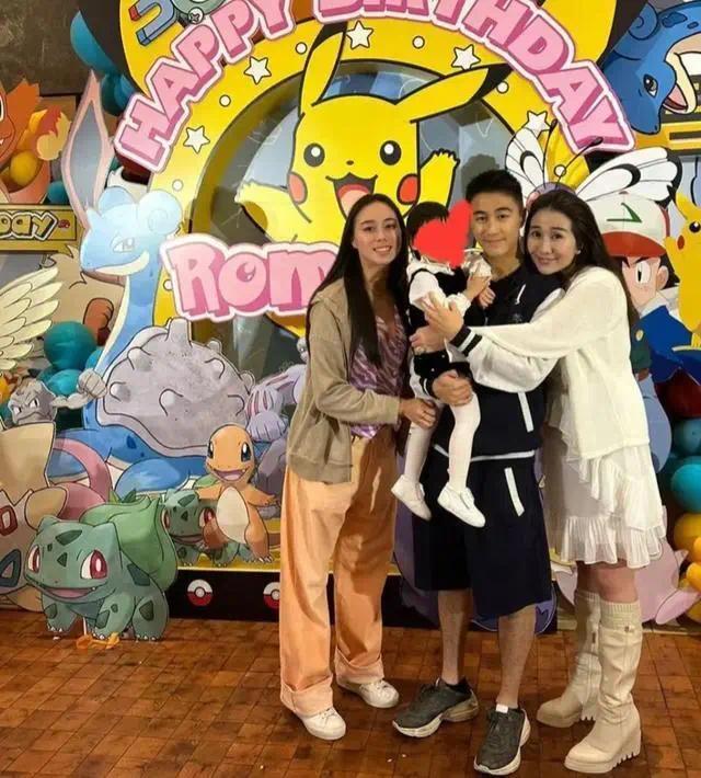 奚夢瑤父母去香港跨年 和賭王親家拍全家福