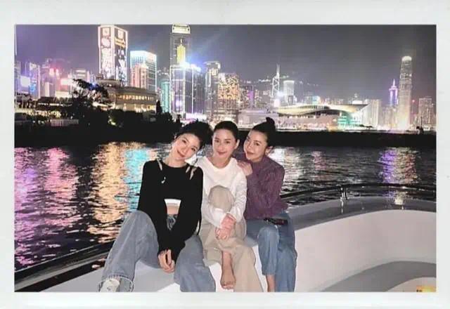 奚夢瑤父母去香港跨年 和賭王親家拍全家福