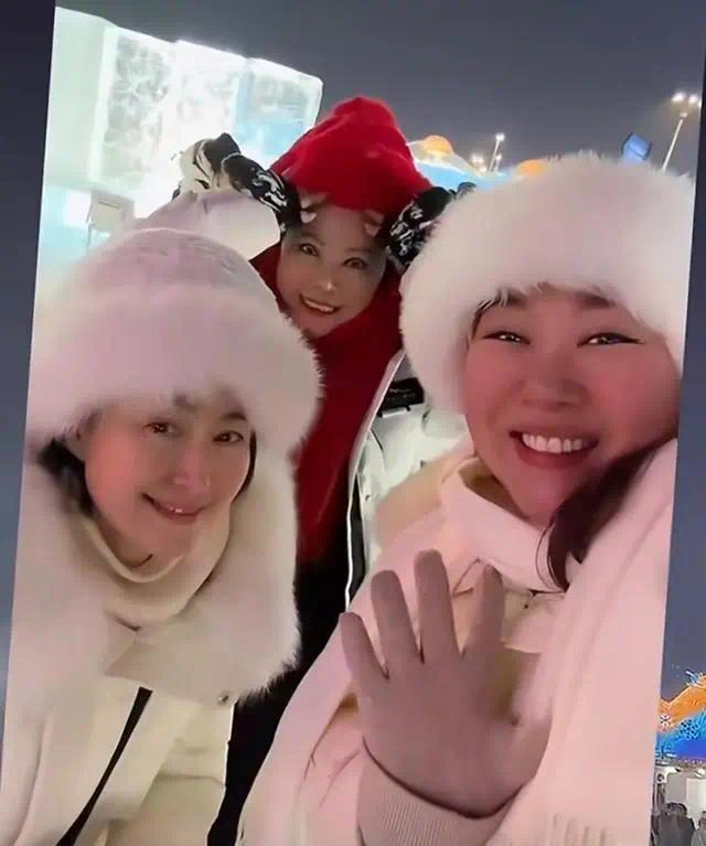 奚夢瑤父母去香港跨年 和賭王親家拍全家福