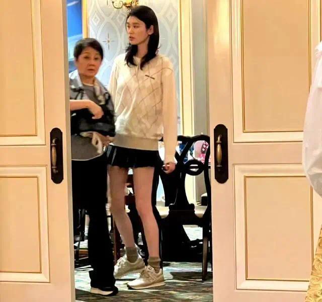 奚夢瑤父母去香港跨年 和賭王親家拍全家福