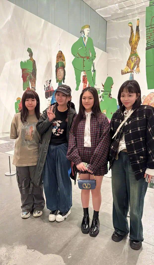 王詩齡曬與李湘在英國的日常！坐豪車逛展生活悠閑