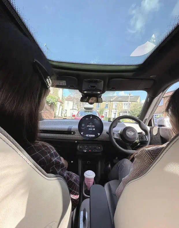王詩齡曬與李湘在英國的日常！坐豪車逛展生活悠閑