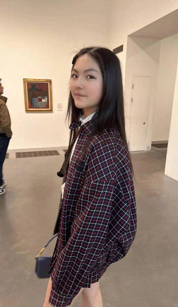 王詩齡曬與李湘在英國的日常！坐豪車逛展生活悠閑