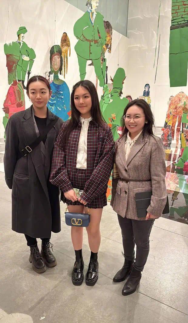 王詩齡曬與李湘在英國的日常！坐豪車逛展生活悠閑