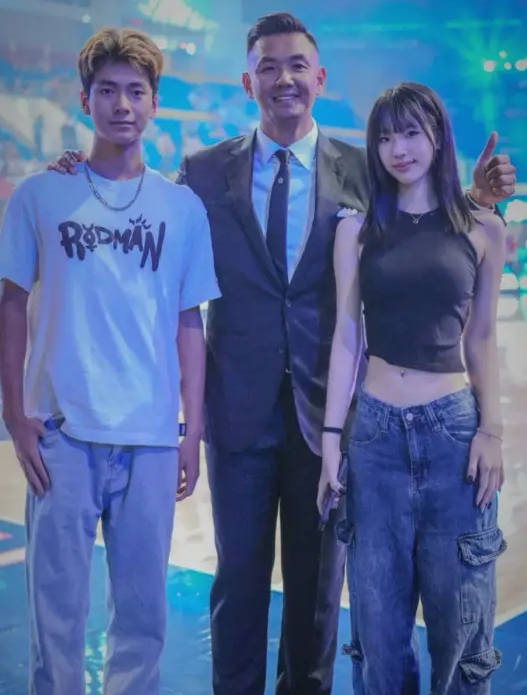 陳建州曬與小S大女兒Lily合照 直言孩子們都長大了