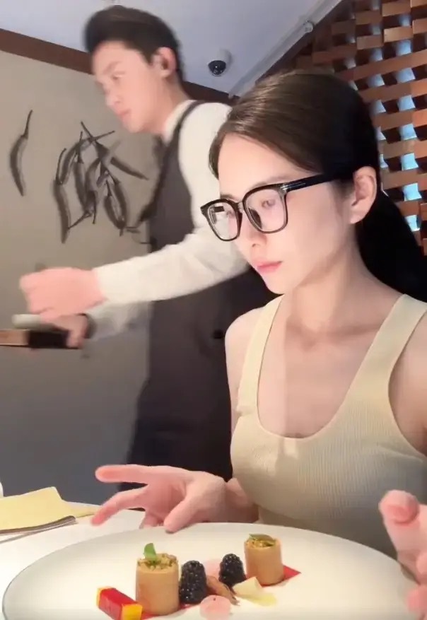 杜淳王燦約會享受二人世界 夫妻倆品嘗美食好幸福