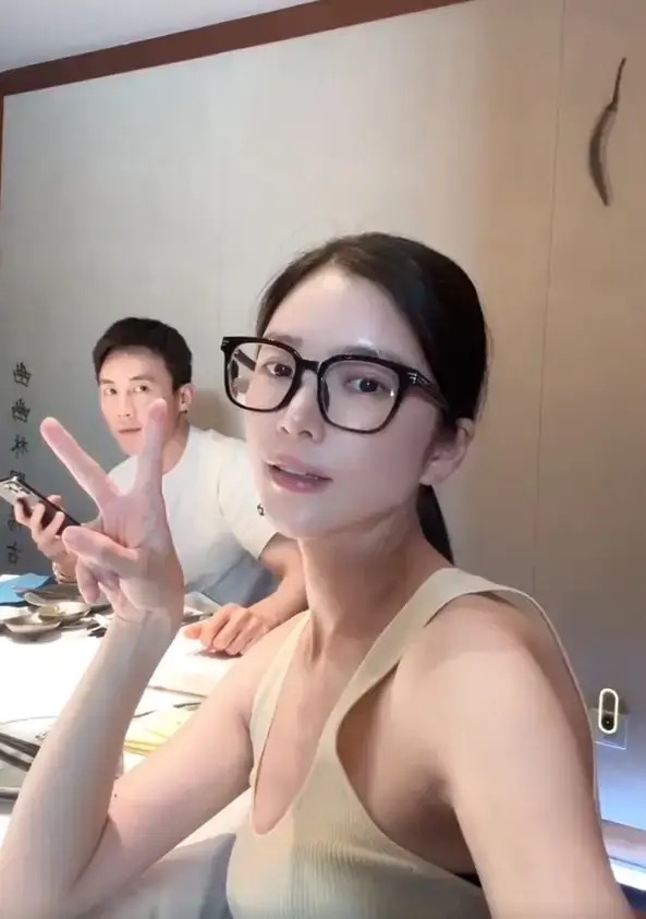 杜淳王燦約會享受二人世界 夫妻倆品嘗美食好幸福