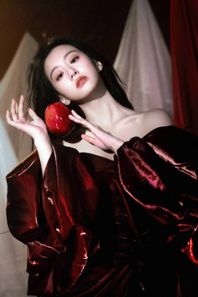 包上恩穿紅色抹胸裙又純又欲 手拿蘋果展現窈窕身材