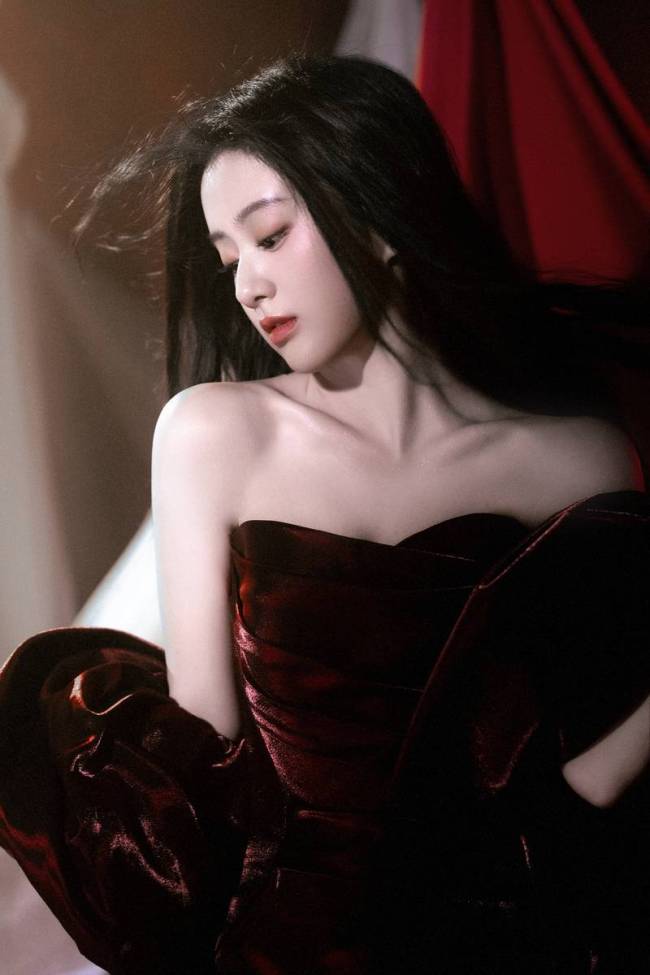 包上恩穿紅色抹胸裙又純又欲 手拿蘋果展現窈窕身材