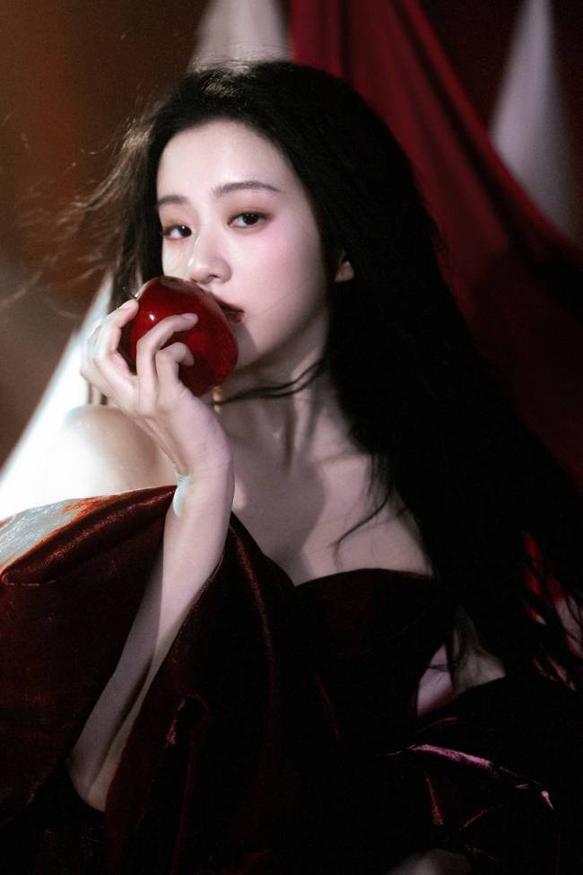 包上恩穿紅色抹胸裙又純又欲 手拿蘋果展現窈窕身材