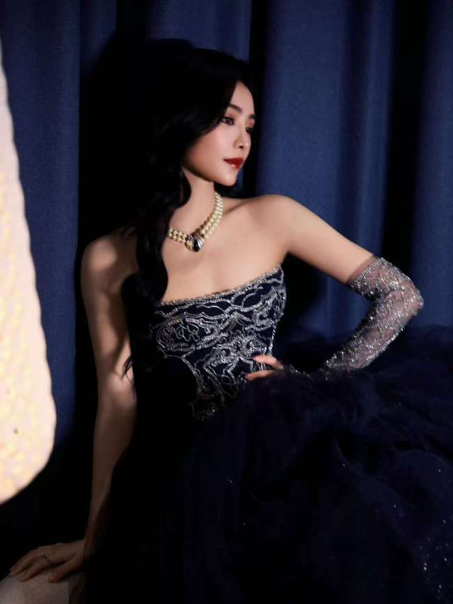 許佳琪穿抹胸紗裙宛如復古美人 鎖骨線條格外吸睛