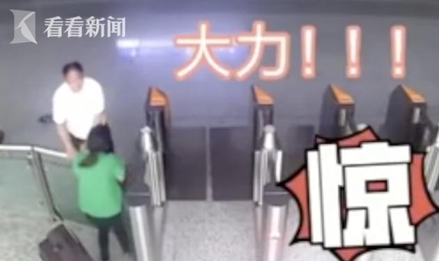 女子懟警察靈魂拷問你有車嗎?因擾亂公共場所秩序被拘留