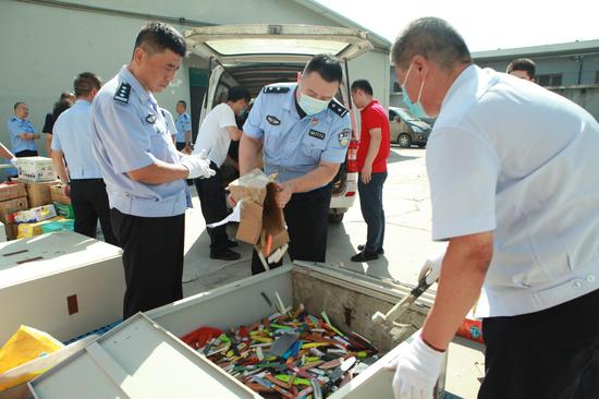 北京公交警方集中銷(xiāo)毀氣槍、子彈等危險(xiǎn)物品2.8萬(wàn)件