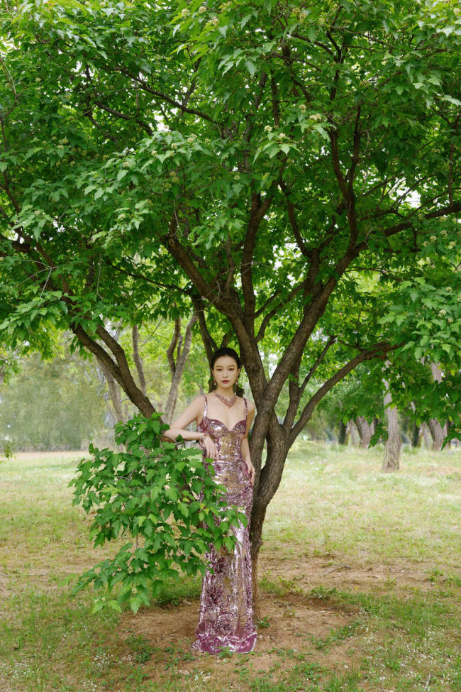 倪妮粉色亮片裙秀曼妙身姿 秒變絕美花神氣質在線