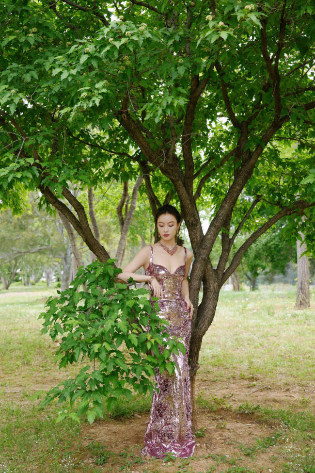 倪妮粉色亮片裙秀曼妙身姿 秒變絕美花神氣質在線