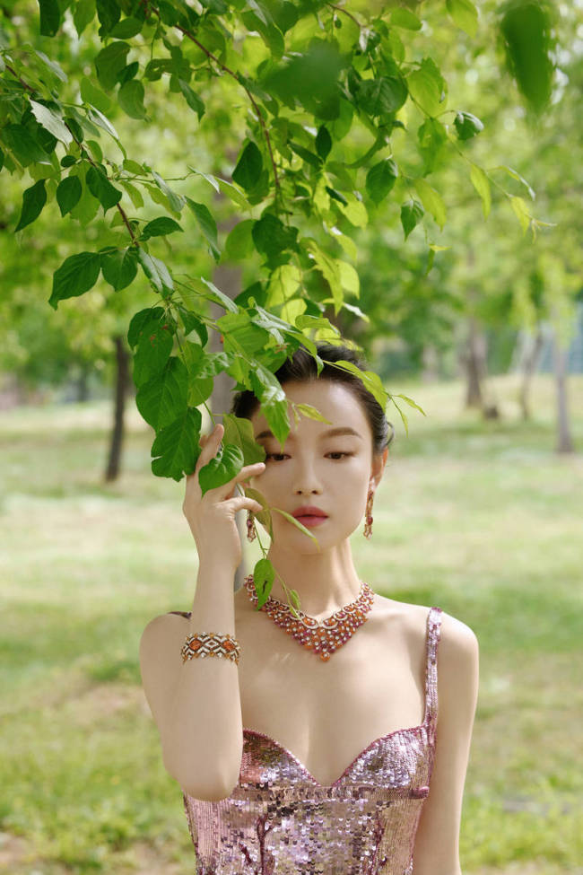 倪妮粉色亮片裙秀曼妙身姿 秒變絕美花神氣質在線