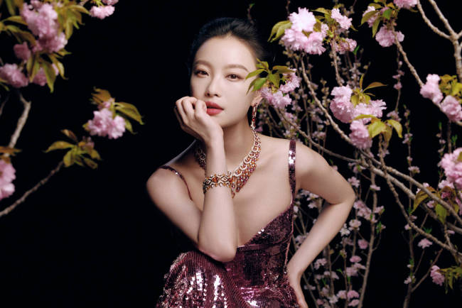 倪妮粉色亮片裙秀曼妙身姿 秒變絕美花神氣質在線