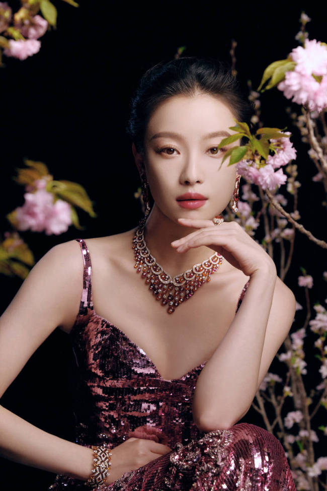 倪妮粉色亮片裙秀曼妙身姿 秒變絕美花神氣質在線