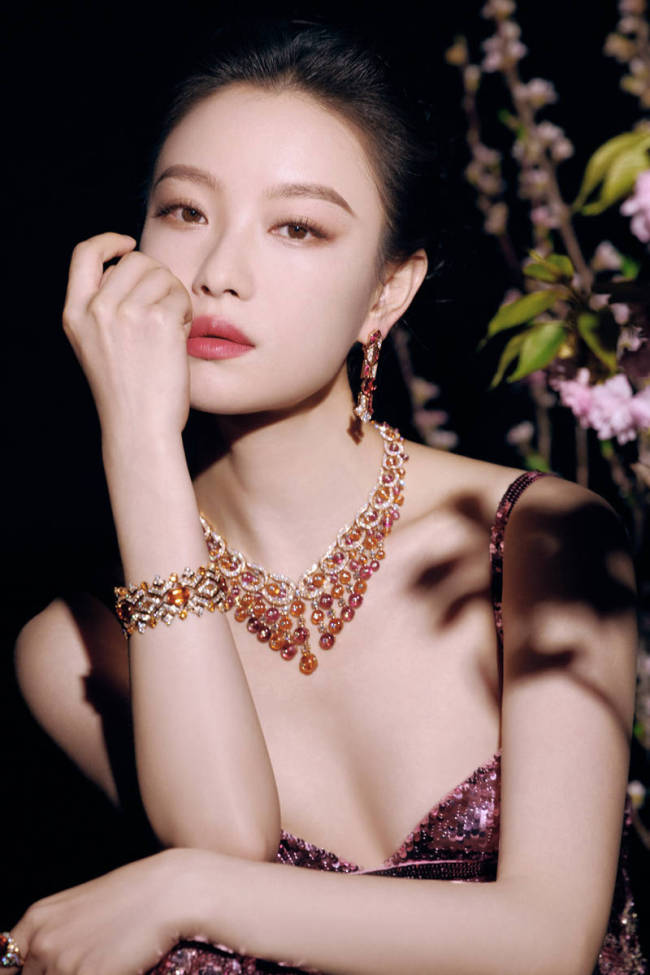 倪妮粉色亮片裙秀曼妙身姿 秒變絕美花神氣質在線