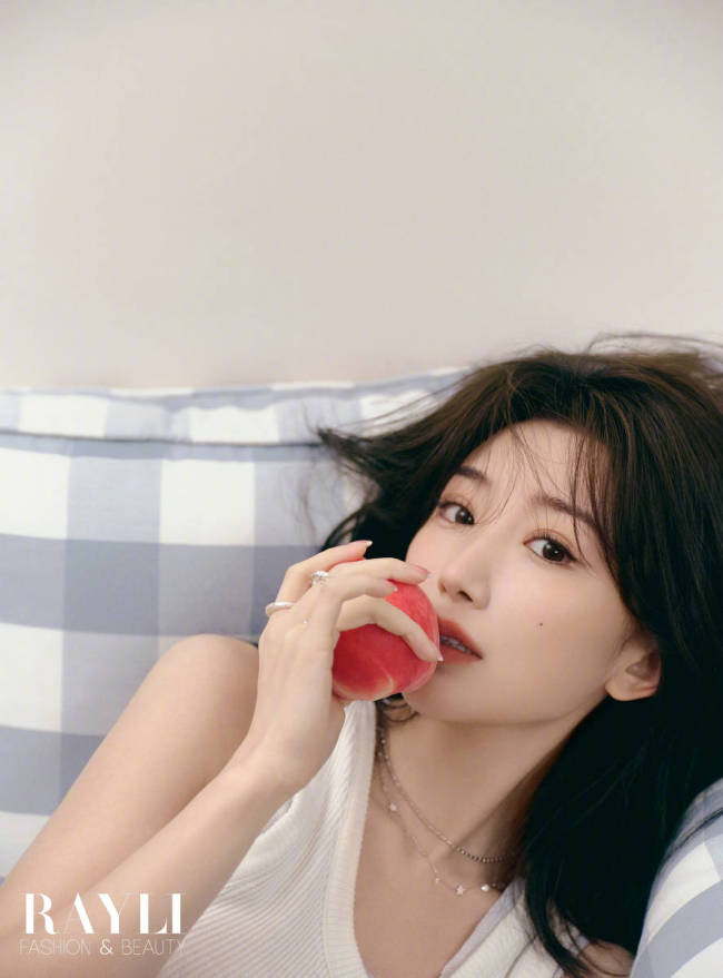 毛曉彤穿白絲襪化身芭蕾舞少女 手拿蘋果清純溫柔