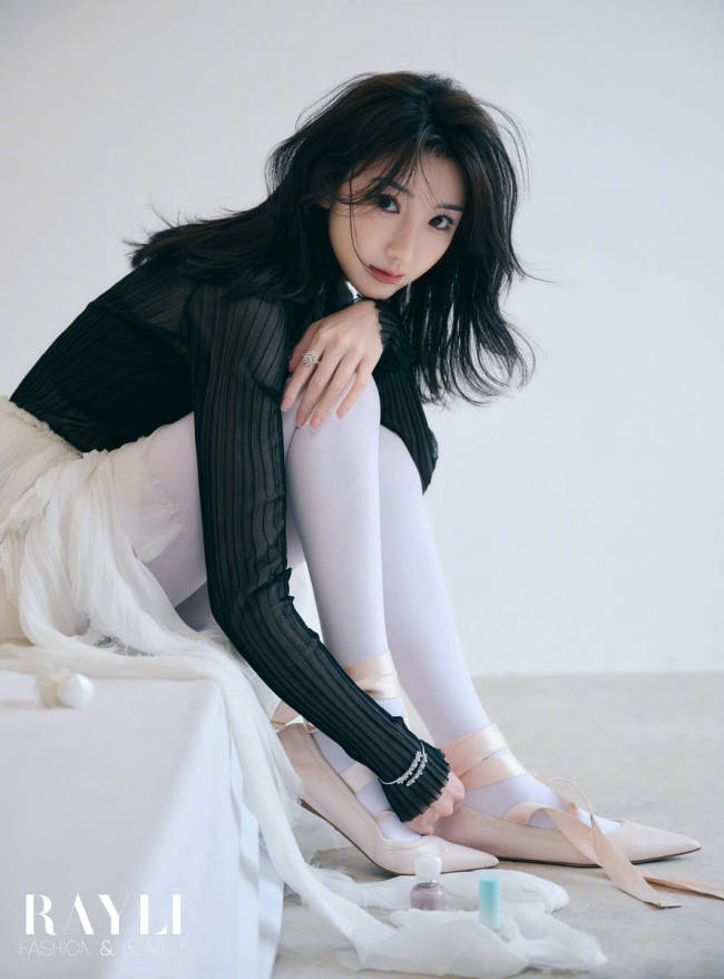 毛曉彤穿白絲襪化身芭蕾舞少女 手拿蘋果清純溫柔