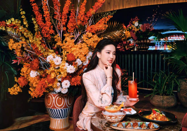 劉亦菲阿布扎比感受夕陽 品嘗阿拉伯美食心情大好