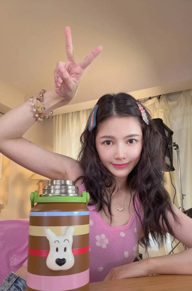 王燦穿粉色吊帶上衣自拍心情好！戴可愛發卡超甜美