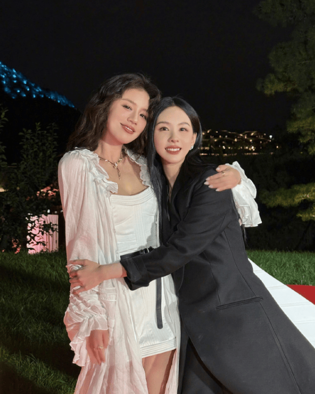 黎吧啦小耳朵十年后重聚！馬思純與陳都靈擁抱合照